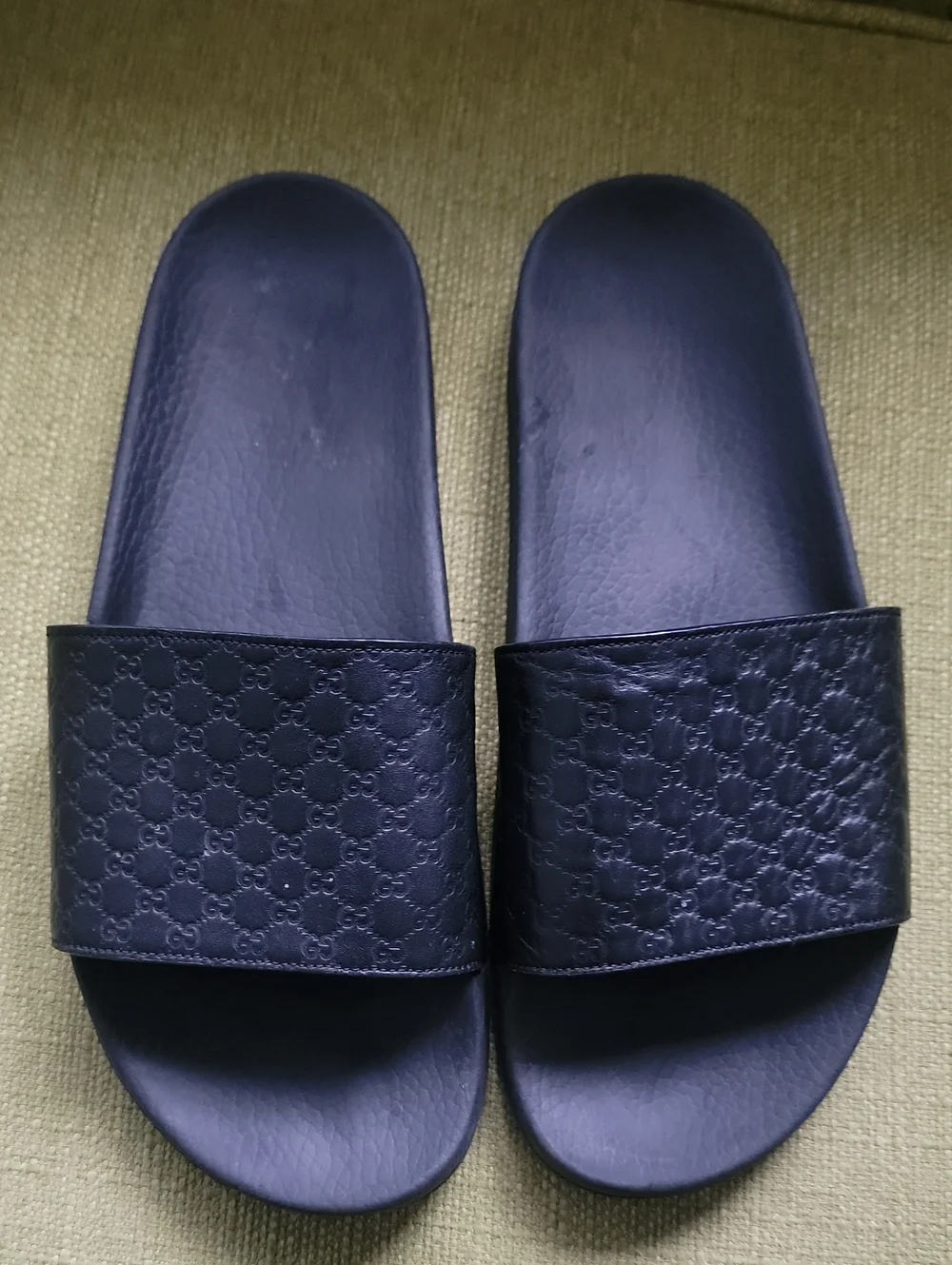 GUCCI Microguccissima Black LeatherMen's Slide Sandals with Embossed Pattern